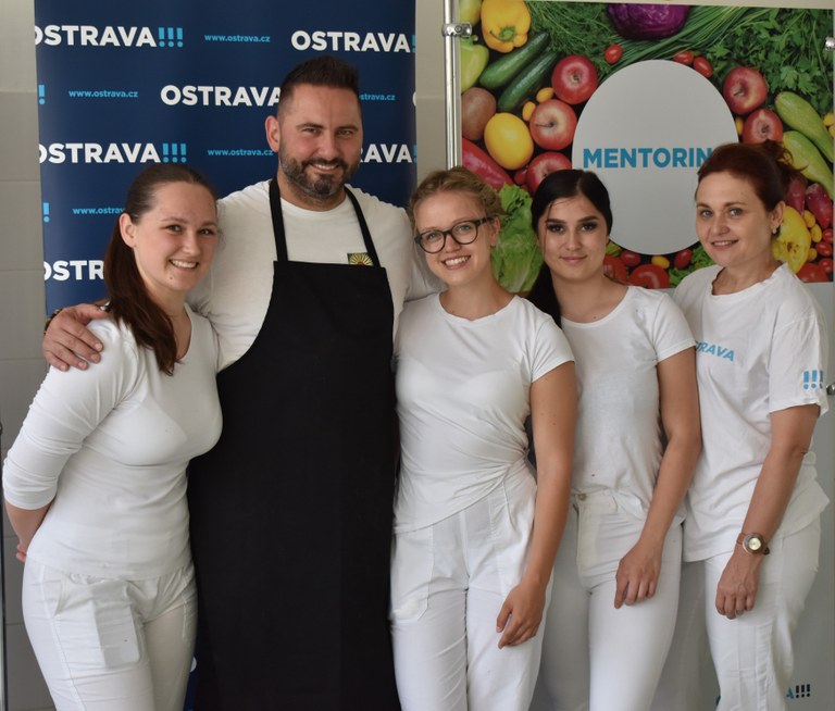 Zatraktivnit stravování v jídelnách ostravských základních i mateřských škol pomáhají špičkoví kuchaři