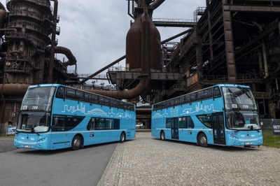 Patrové autobusy Dopravního podniku Ostrava před premiérovou jízdou. 