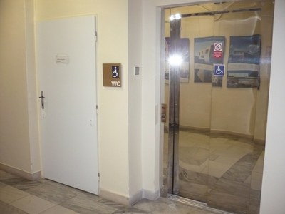 výtah a dveře upraveného WC