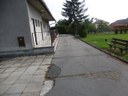 pravý boční vstup k WC a dalším dveřím
