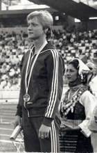 T. Kocembová na stupních vítězů mistrovství Evropy 1982 v Aténách s bronzem ze závodu na 400 metrů.
