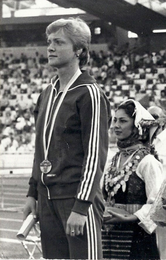 T. Kocembová na stupních vítězů mistrovství Evropy 1982 v Aténách s bronzem ze závodu na 400 metrů.