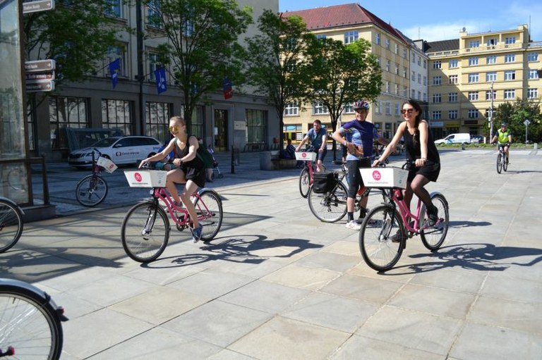 Shared pink bicycles a new hit in Ostrava 