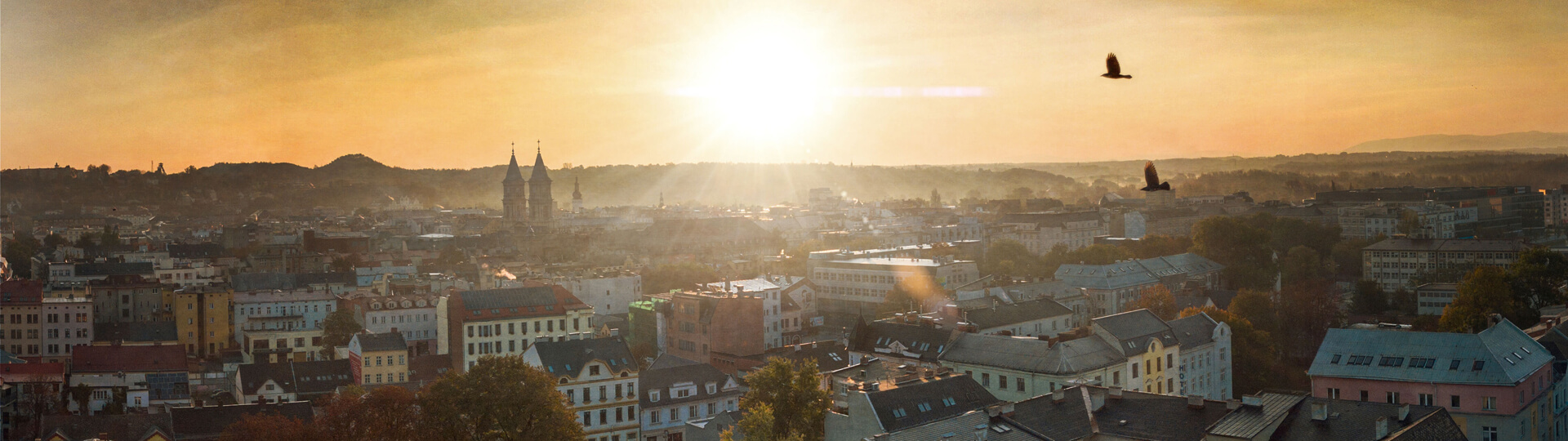 Panoramatický pohled na Ostravu v časném jaru s letícími ptáky